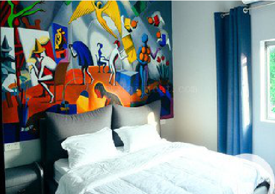  坡头对于酒店的墙体彩绘而言更注重哪些方面？